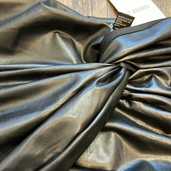NWT Forever21 Black Faux Leather Twisted Mini Skirt With Back Zipper Size M - Picture 4 of 9